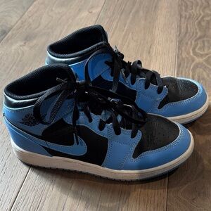 Kids Carolina blue Jordan Sneakers youth 5 great condition